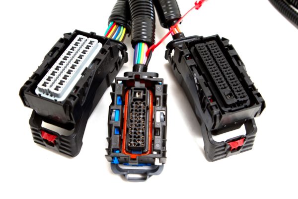 A '06 - '13 LS7 (7.0L) STANDALONE WIRING HARNESS W/4L60E for a car with two different types of wires.